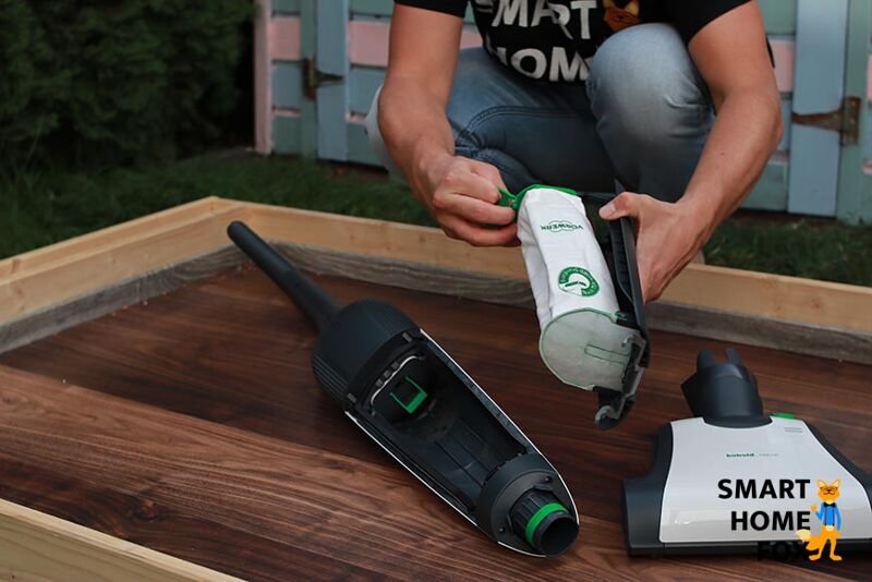 Cordless hoover with vacuum bag.